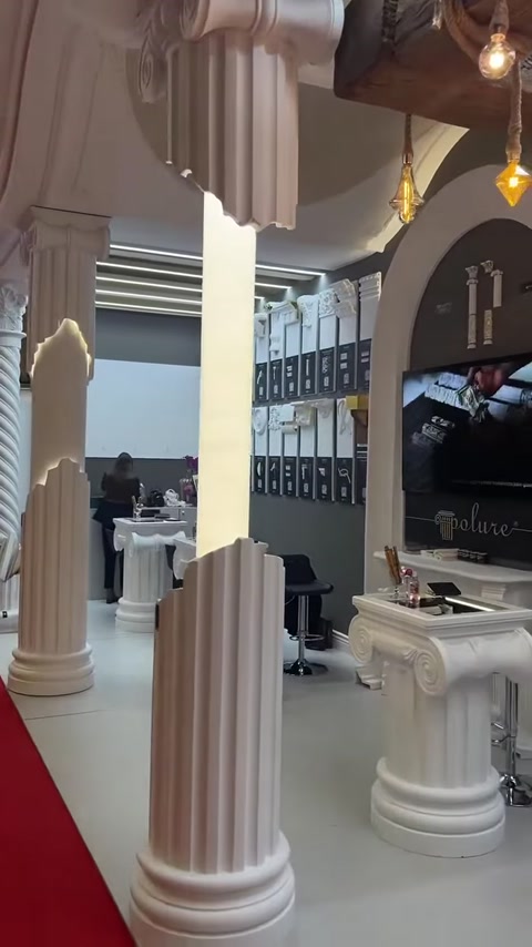 Kemerli stand girişi, dekoratif sütunlar ve sergilenen profil örnekleriyle tamamlanıyor