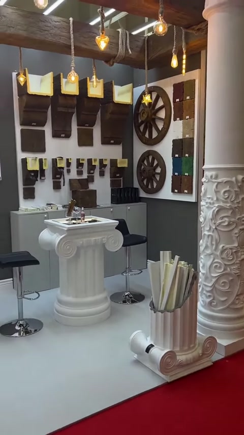 Kabartmalı antik sütun, yivli teşhir masası ve profil numuneleri görülüyor