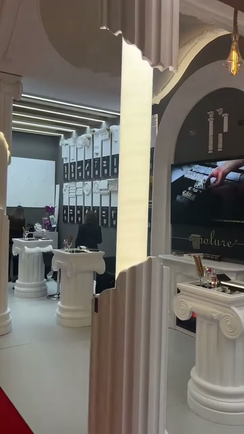 Kemerli niş çevresindeki söveler, sütunlar ve profil panoları tamamlanmış durumda