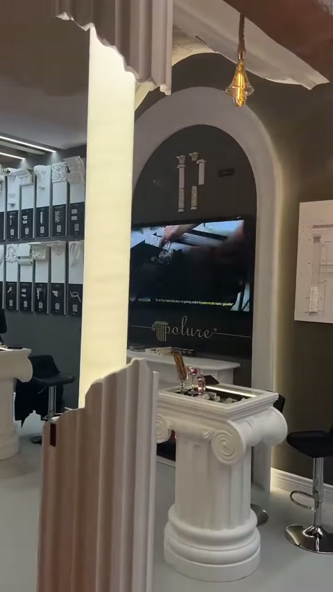 Kemer çevresindeki dekoratif söveler ve sütun biçimli stand mobilyaları sergileniyor