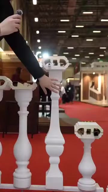 Sunucu, badastrol modellerinin üst bölümündeki küpeşte detaylarını gösteriyor.