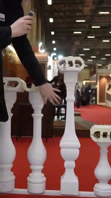 Sunucu, beyaz badastrolün kıvrımlı gövde ayrıntısını yakından tanıtıyor.
