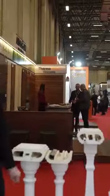 Fuar alanında çeşitli başlık kesitleri bulunan dekoratif badastroller sıralanıyor.