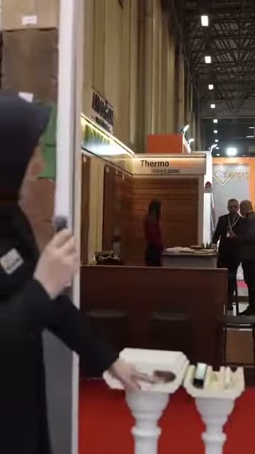Sunucu, kesitli küpeşte örneklerini badastrol başlıkları üzerinde karşılaştırıyor.