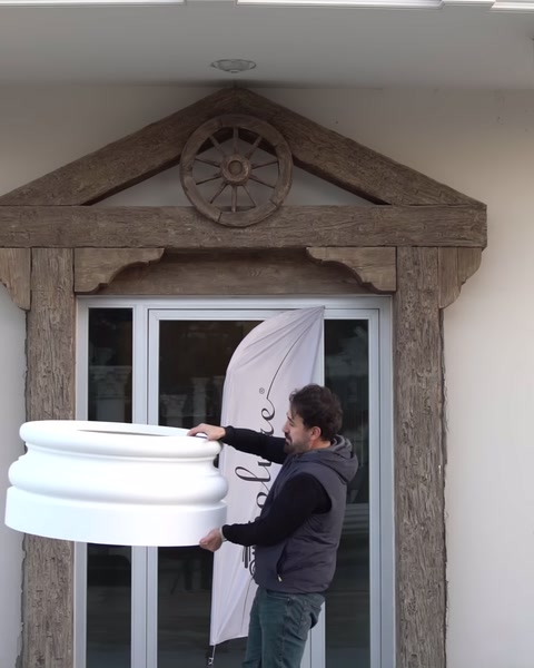 İki kişi sütun tabanını birlikte taşıyor