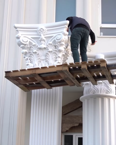 Platformda kişi başlık montajı sırasında eğiliyor