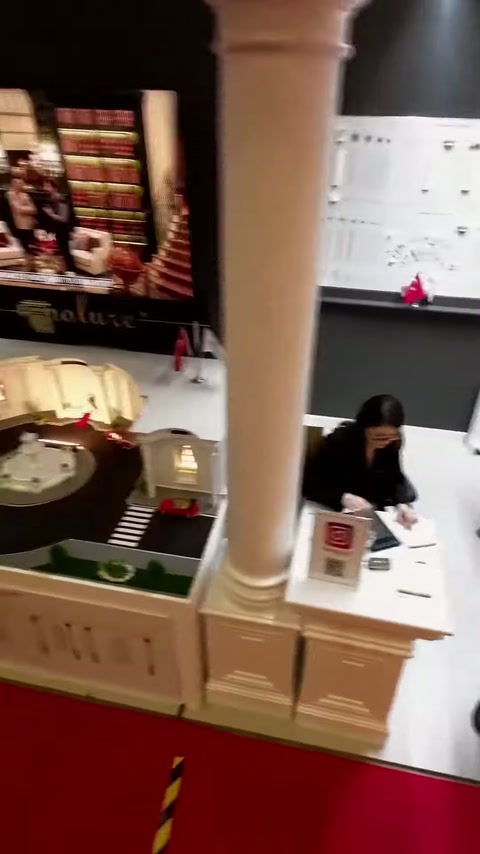 Yuvarlak sütun gövdesi önünde dekoratif maket uygulaması sergileniyor