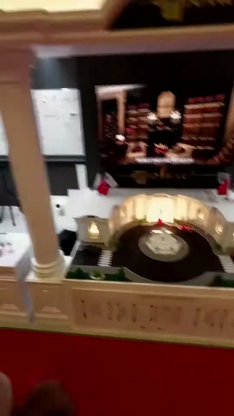 Sütun, korkuluk paneli ve kemerli dekorasyon maketi stantta sunuluyor