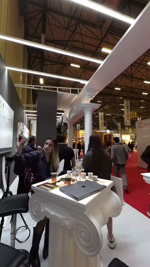 Volüt motifli banko ve sütun dizisi fuar alanında sergileniyor