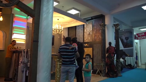 Sütunlar ve kartonpiyer detaylarıyla düzenlenmiş sergi köşesi görünüyor