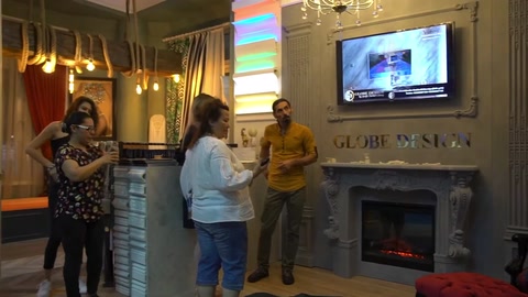 Şömine çevresinde kartonpiyer ve sütun detaylarıyla sergi köşesi