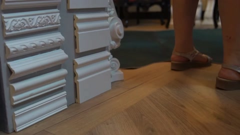 Kartonpiyer ve söve örnekleri zemine dizili şekilde sergileniyor