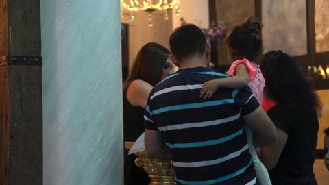 Ziyaretçiler sütun ve duvar kaplamalarıyla düzenlenen sergileme alanını geziyor