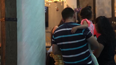 Tamamlanan iç mekân dekorasyonu ziyaretçiler tarafından yakından inceleniyor