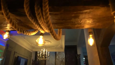 Halat kaplamalı tavan elemanları ve sıcak renkli ampuller sergileniyor