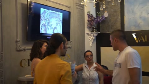 Klasik şömine çevresi ve çerçeveli duvar kaplamaları tamamlanmış halde görülüyor