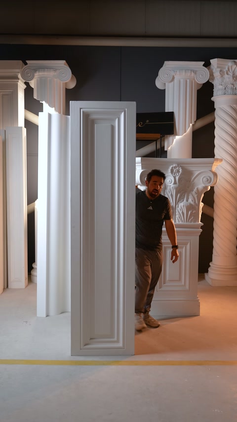 Uzun pilaster paneli, farklı sütun modelleri bulunan atölyede sergileniyor.
