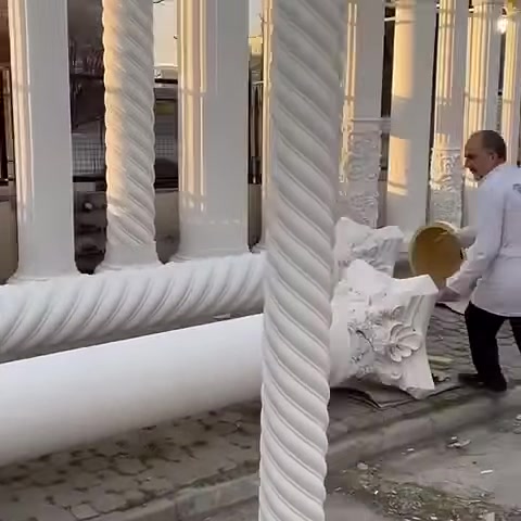 Usta, çiçek bezemeli başlığa sahip sütun parçasını kavrıyor