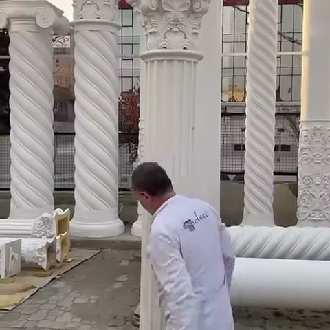 Farklı sütun modelleri arasında yürüyen usta ürünleri gözlemliyor