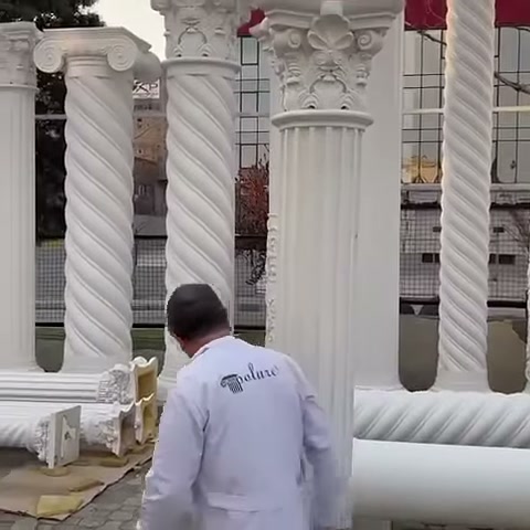 Usta, yerdeki dekoratif parçaların bulunduğu bölüme doğru ilerliyor