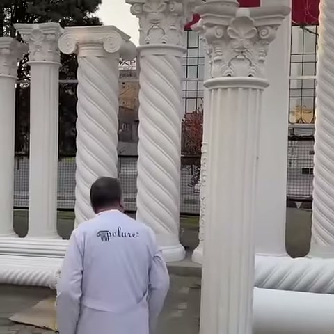Burmalı ve düz sütunların önünde uygulama parçaları sergileniyor