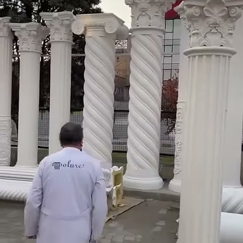 Usta, sıralı sütunların arasından yatay parçalara doğru yürüyor