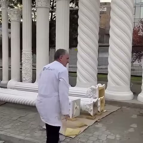 Usta, işlemeli başlıkların yanındaki yatay sütunlara yaklaşıyor