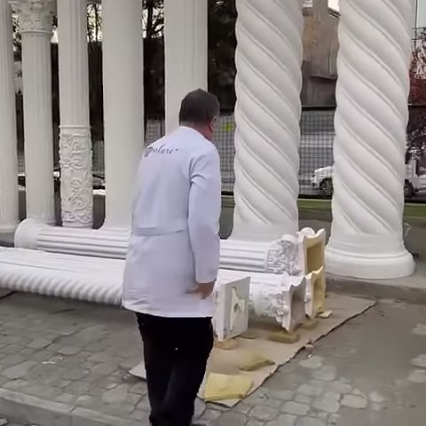 Dekoratif sütun sergisinde yatay ve dikey modeller birlikte görülüyor
