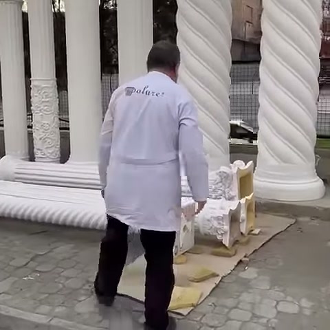 Usta, zemine yerleştirilmiş sütun parçalarını karşıdan değerlendiriyor