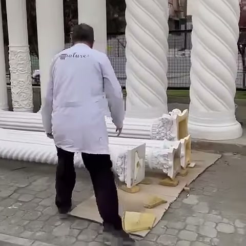 Yatay burmalı gövdeler, bezemeli başlık parçalarının yanında bekliyor