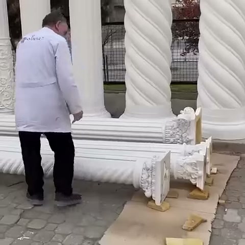 Usta, taşınacak sütun gövdesinin yanında uygun konum alıyor