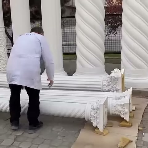 Sergi alanındaki uzun yatay parça kaldırılmak üzere hazırlanıyor