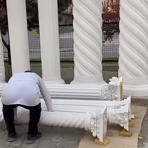 Usta, burmalı sütun gövdesine uzanmak için öne eğiliyor