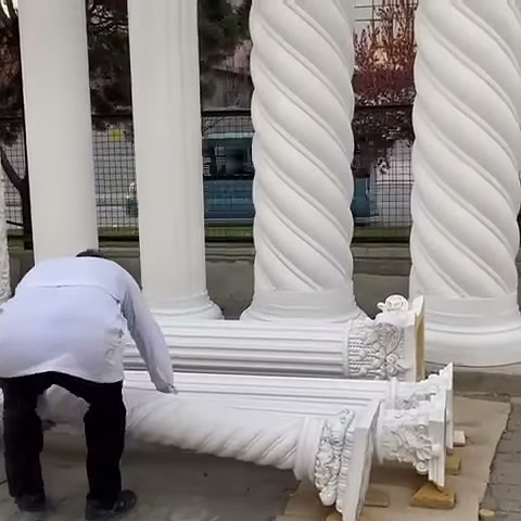 Yerde duran spiral gövde, uç kısmından kavranmaya hazırlanıyor