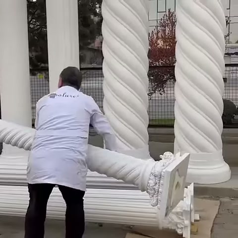Spiral yüzeyli uzun parça, sergi zemininden kademeli kaldırılıyor