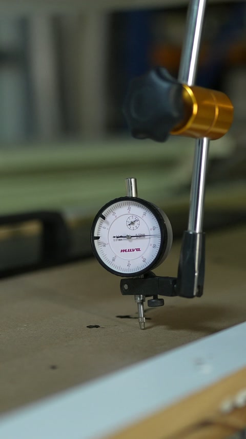 Komparatör saati düz panel üzerinde ölçüm kontrolü yapıyor