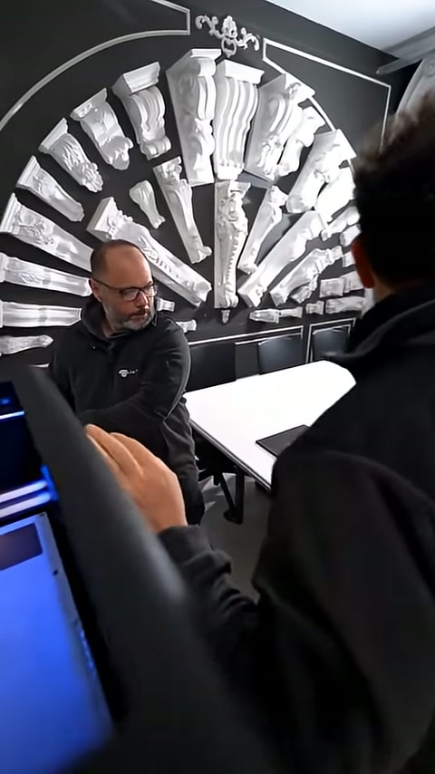 Masaüstü cihazın açık haznesi yanında ürün anlatımı yapılıyor.