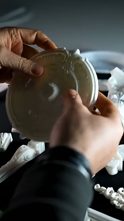 Kabartmalı dairesel parça yandan tutulup kalınlığıyla birlikte gösteriliyor.