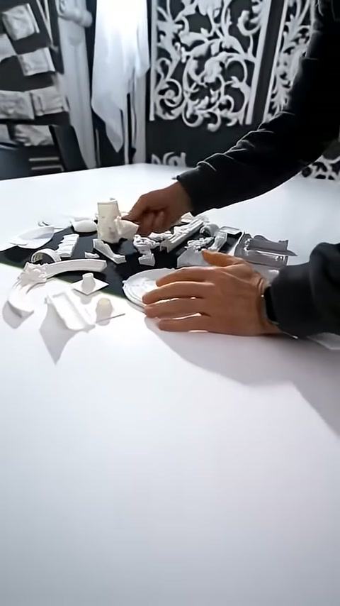 Minyatür çıta, rozet ve sütun parçaları masaya yerleştiriliyor.
