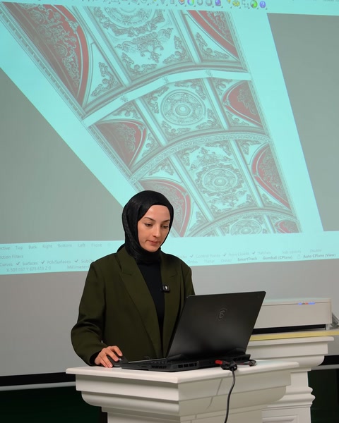 Sunucu podyumda, arkada eğimli tavan görselleştirmesi ekranı