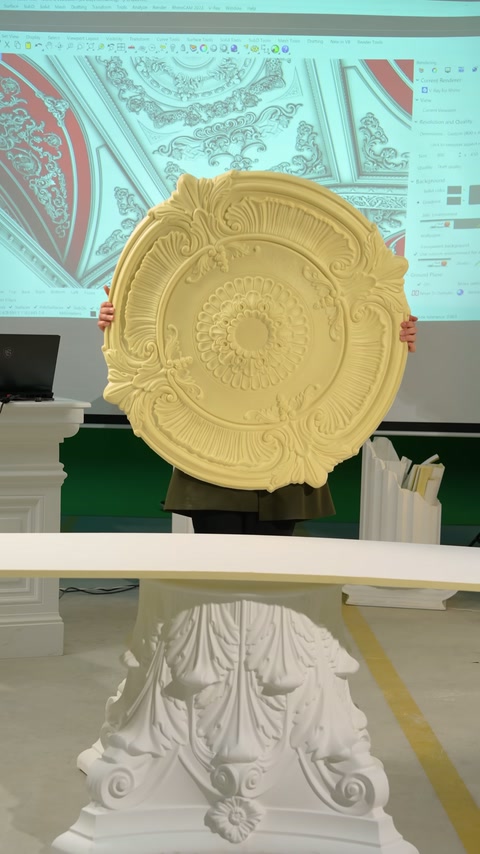 Büyük tavan rozeti, atölye masasındaki süs parçalarının üzerinde sergileniyor