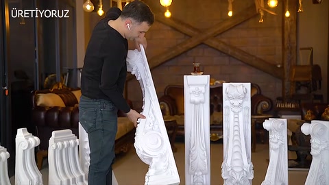 Farklı boylardaki beyaz payanda modelleri birlikte sergileniyor