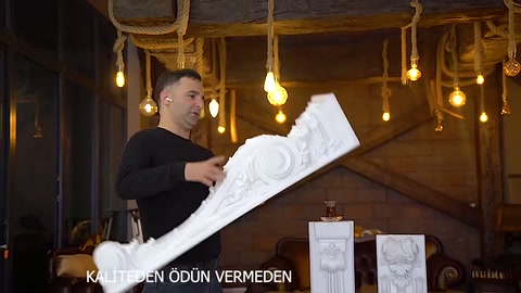 Geniş başlıklı beyaz payanda ürünlerin önünde çapraz biçimde tutuluyor