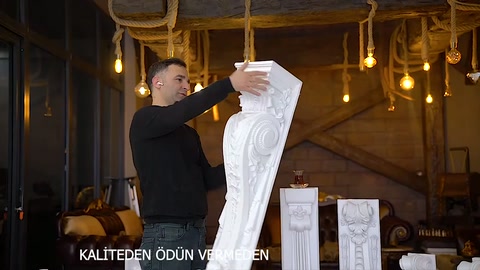 Dekoratif payandanın kademeli başlığı ve gövde kabartmaları önden gösteriliyor