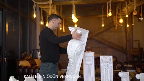 Uzun payanda aşağı çevrilerek taban bölümündeki süslemeler inceleniyor