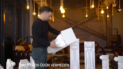 Beyaz payandanın arka yüzündeki girintili yapı elde sergileniyor