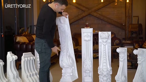 Uzun beyaz payanda farklı modellerin arasına dikey olarak yerleştiriliyor