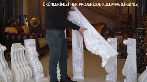 Dalgalı gövdeli uzun payanda sergi alanında yatay şekilde kaldırılıyor