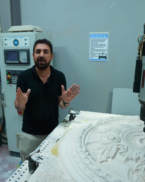 Düz duvar önünde ürün özelliklerini anlatan çalışan