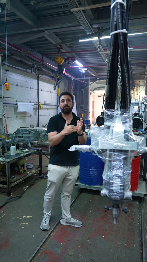 Üretim görevlisi, makine önünde dekoratif parçanın deney aşamasını anlatıyor.